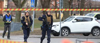 "Flera skott och skrik hörs inifrån gymnasiet"