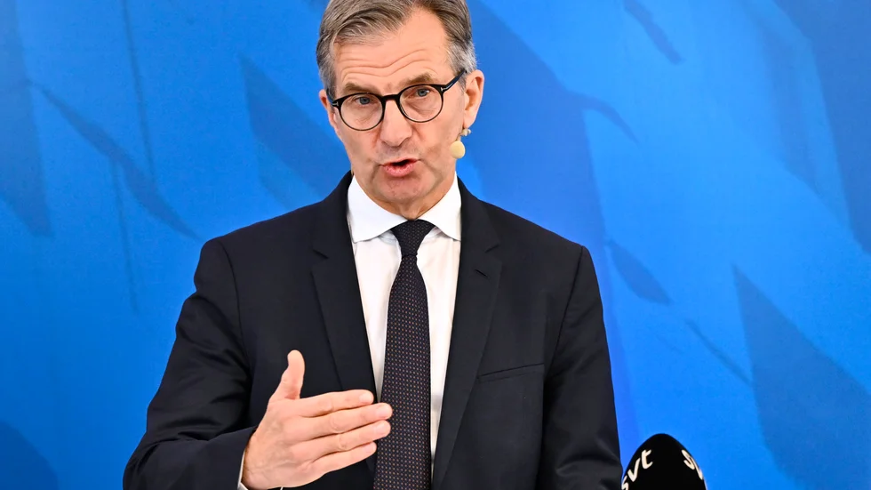 Marknaden räknar med minst dubbelt så många sänkningar av styrräntan jämfört med det scenario som Riksbanken, med chefen Erik Thedéen, presenterat. Arkivbild