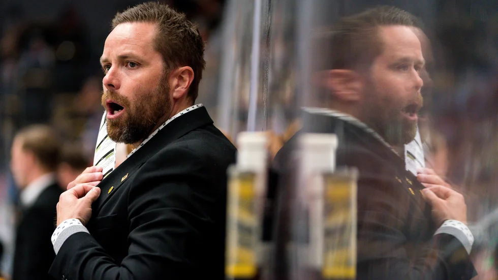 Stefan Hedlund fick sparken i helgen. Men den tidigare Skellefteå AIK-tränaren från Piteå vill gärna ha ett nytt jobb snabbt, oavsett om det är utomlands eller i Sverige. "Jag är alldeles för passionerad, brinner alldeles för mycket och är alldeles för rastlös för att sitta och vänta någon längre tid", säger han.