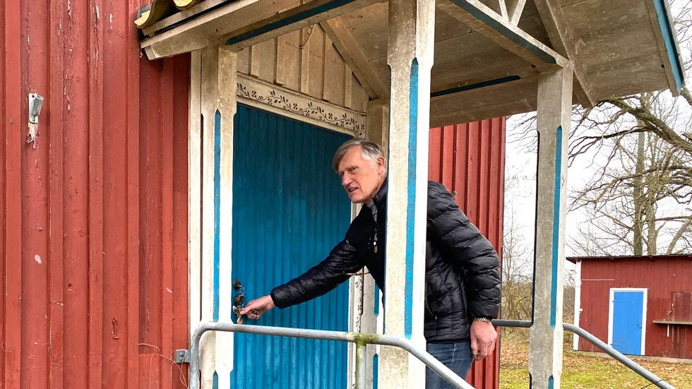 Bengt Pettersson, Hogrän, utanför den tidigare hemvärnslänga som numera är socknens samlingspunkt och beredskapsstuga vid kriser.