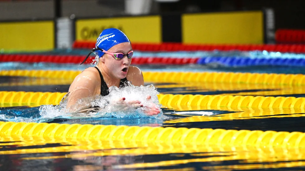 Maja Modin slog till direkt i Skellefteå i regionsfinalen och kvalade till sig den bästa tiden i Sverige på 50m bröst.