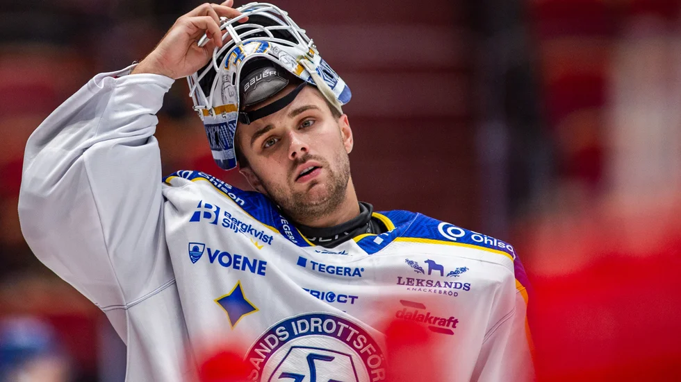 Jakob Hellsten la collegestudierna åt sidan för att ta chansen att spel i SHL. 