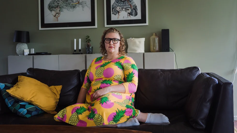 Ylva-Li Lindh debuterade 2022 med romanen "Håll honom hårt". I en UNT-intervju berättade hon att manuset skrevs på mobilen.