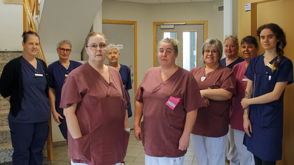 Madelene Karlsson, Lise-Lotte Askling, Annika Tillberg, Lennitha Karlsson, Therés Otterborg, Marianne Welin, Anna Knutsson, Eva-Lena Sölvestam och Anastasiya Rahouskaya jobbar alla på Strömsborgs äldreboende är några av många som reagerar starkt på kommunens beslut om att ändra semesterperioderna för omsorgspersonalen. 