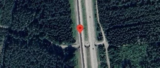 Stillastående personbil stör trafiken på E4