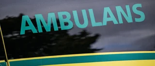 Man till sjukhus med ambulans efter skoterolycka