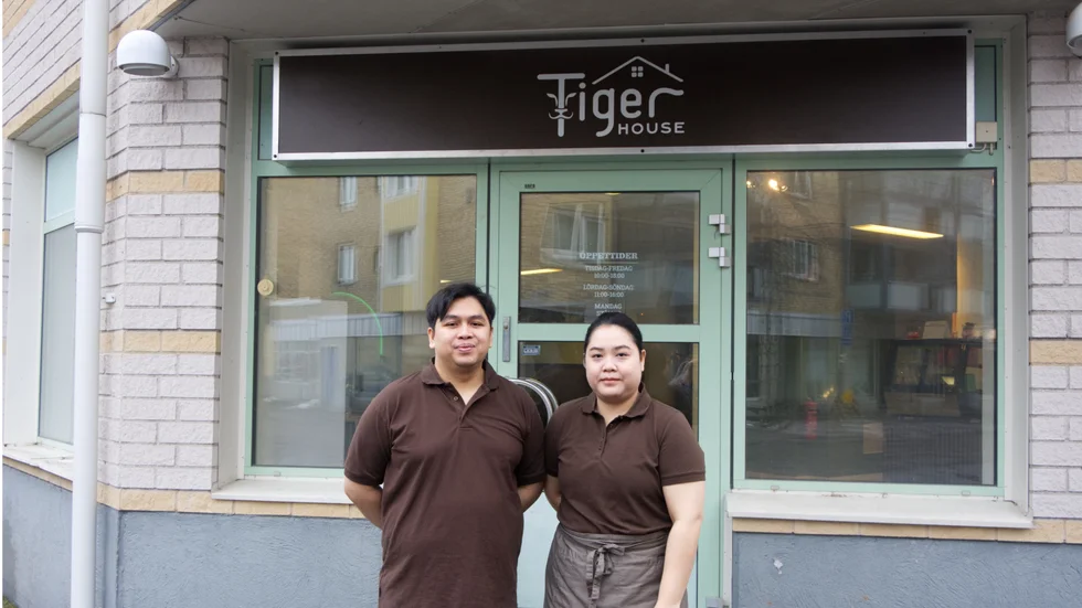 På Kungsgatan 13 ligger det nyöppnade cafét. "Hittills har vi fått bra respons, vi har haft många kunder som bor här i närheten och som har varit väldigt nyfikna för de har sett att det har hänt någonting i lokalen och de har tyckt om våra bakelser" säger Phattharachet Jullajoem.
