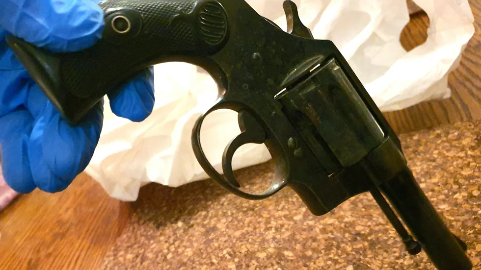 En vårdtagare i 90-årsåldern i Motala ska ha förvarat ett skarpt vapen i nattduksbordet. Vapnet hittades av hemtjänstpersonal. (Genrebild).