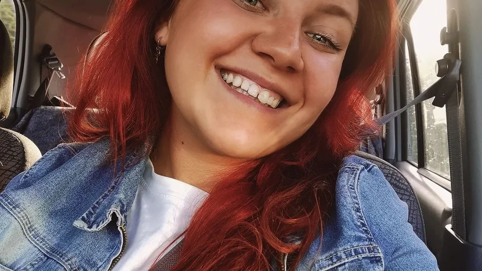 Hon slutade nyligen som yngsta fullmäktigeledamoten i Finspång. Nu berättar Josefina Leo om hur hon levt med dödshot och misshandel under lång tid.