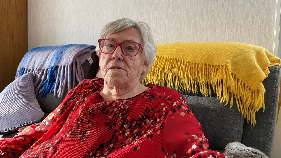 "Jag kan inte vara den enda i hela Mariefred som sitter i den här knipan", säger Barbro Gustafsson som får vänta i tre till fyra månader på att få tillstånd att åka färdtjänst.