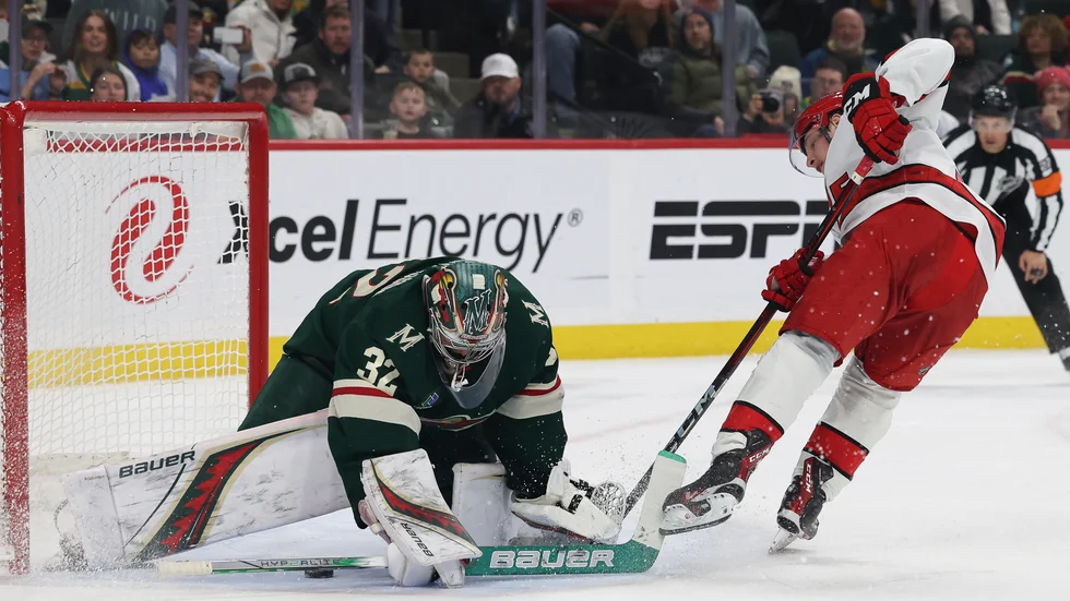 Tre Kronors Filip Gustavsson stoppade det mesta, bland annat en straff, mot när Minnesota vann mot Carolina.
