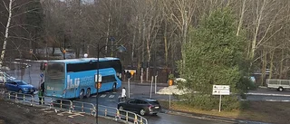Buss fastnade på tvären i korsning 