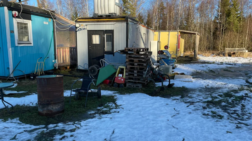 Samtliga byggnader och lösa föremål måste bort från tomten i Heby.