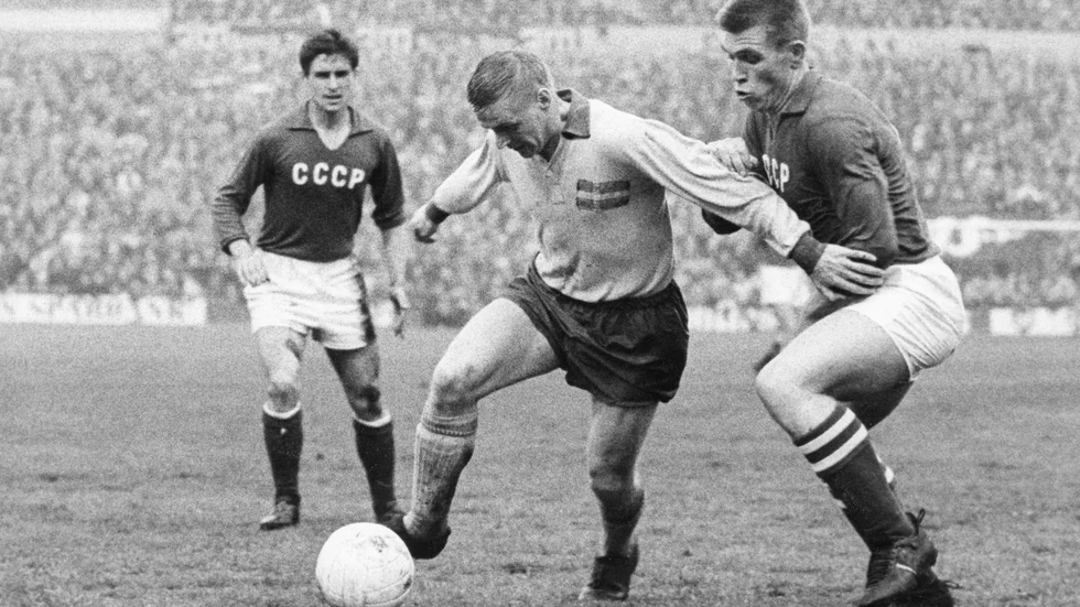 Harry Bild försöker passera de ryska spelarna under en fotbollslanskamp mellan Sverige och Sovjet på Råsunda 1964.