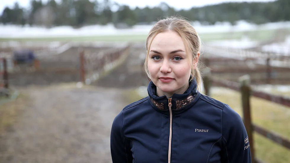 Emelie Karlsson, 20, lämnar Söderköping för att jobba som hästskötare i Tyskland.