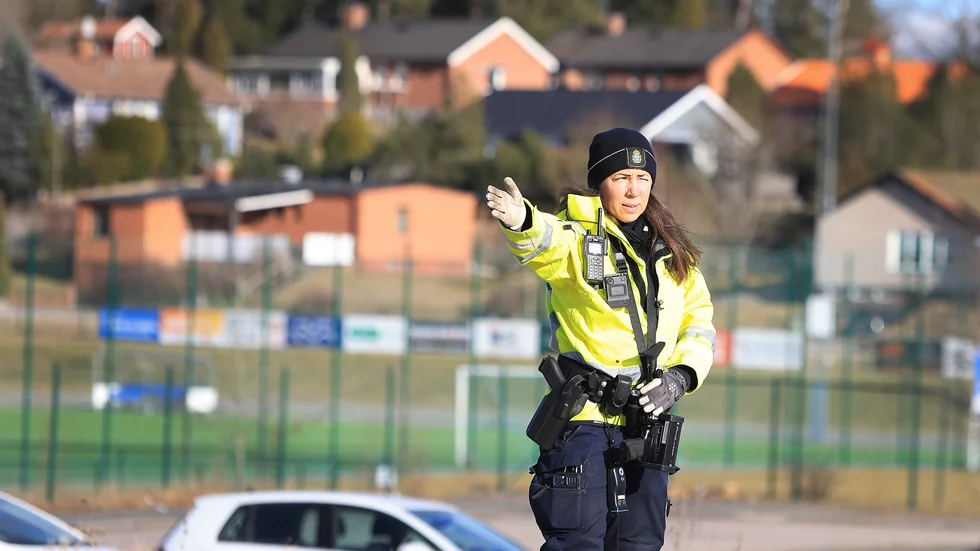 Det är nationell trafikvecka och polisen i Eskilstuna är mer synlig än vanligt. Här vinkar trafikpolisen Sandra in en bilist som kört för fort utanför SKogstorpsskolan.