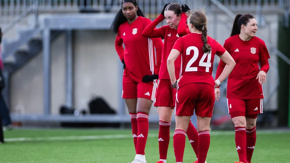 Piteås Sharon Sampson, Emily Gray och Josefin Johansson deppar efter förlusten mot Hammarby. 