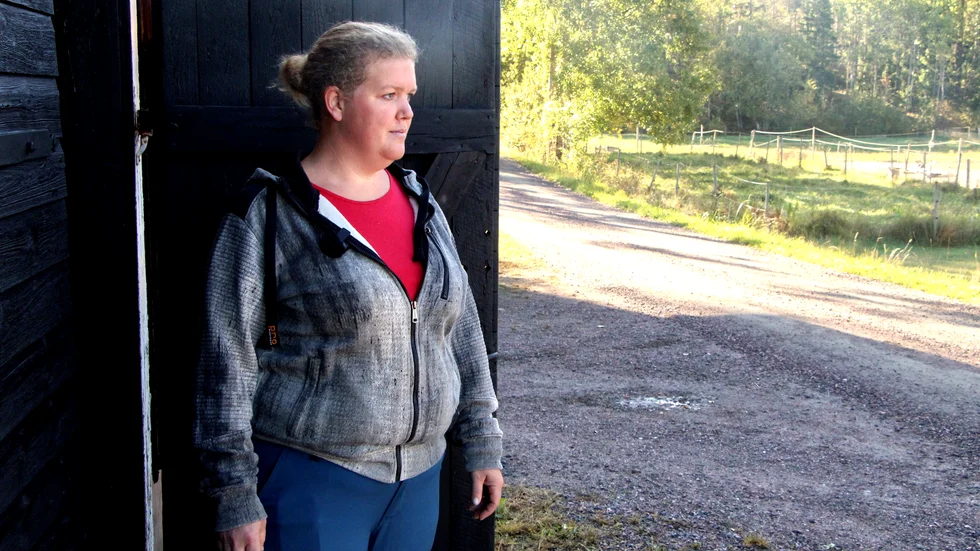 Caroline Pettersson står på samma plats som hon gjorde när vargen passerade förra veckan. Omkring fyra meter ifrån henne gick vargen förbi.