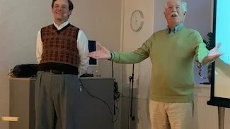 Gotlands Humanistiska Förbunds ordförande Ulf Palmenfelt tackar föredragshållaren Caspar Jordan.