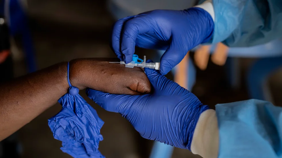 En sjukvårdare behandlar en patient för mpox i det hårt drabbade hårt drabbade Kongo-Kinshasa. Bilden är tagen i augusti.