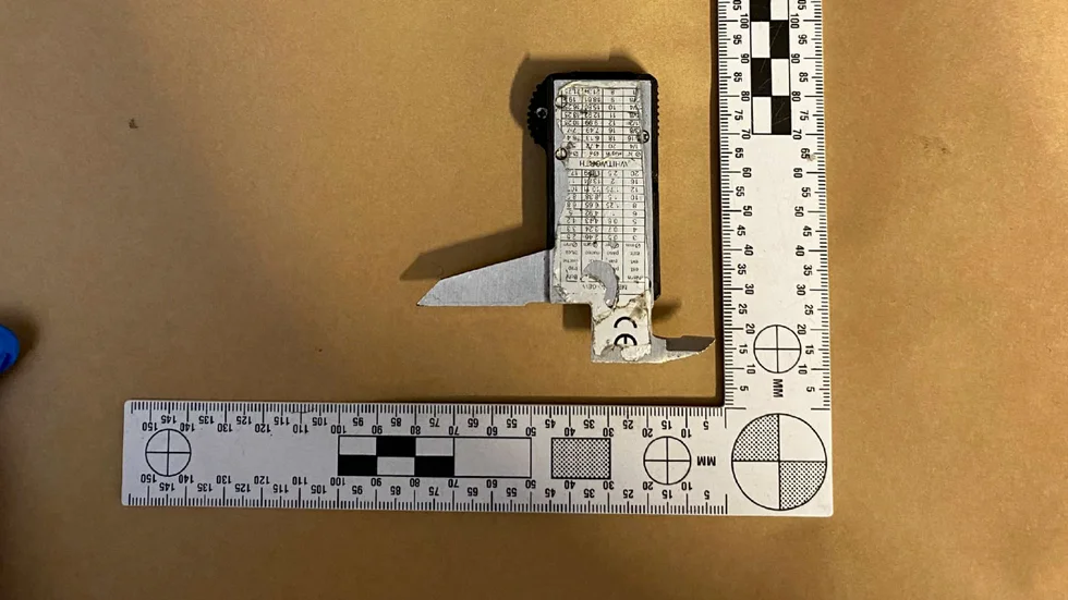 Den 42-årige mannen förfogade över ett föremål som åklagaren betraktar som ett gatustridsvapen. (Bilden är hämtad ur förundersökningen.) 