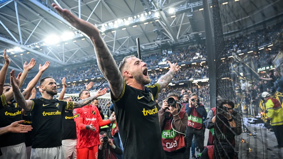 John Guidetti jublar med AIK-supportrarna efter att ha ordnat seger i Stockholmsderbyt mot Hammarby.