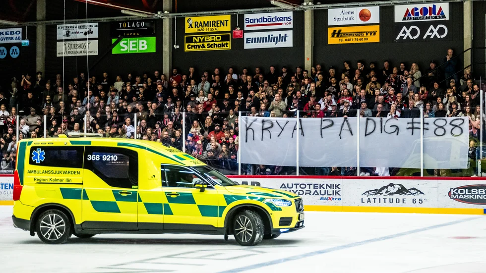 Linus Hedman fördes till sjukhus med ambulans efter en otäck smäll i matchen mellan Nybro och Tingsryd. På publikplats lämnade Nybropubliken en hälsning till Tindsrydspelaren.