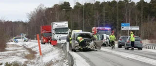 Trafikolycka på Färjeleden – två bilar frontalkrockade