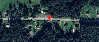 Personbil i singelolycka på väg 757