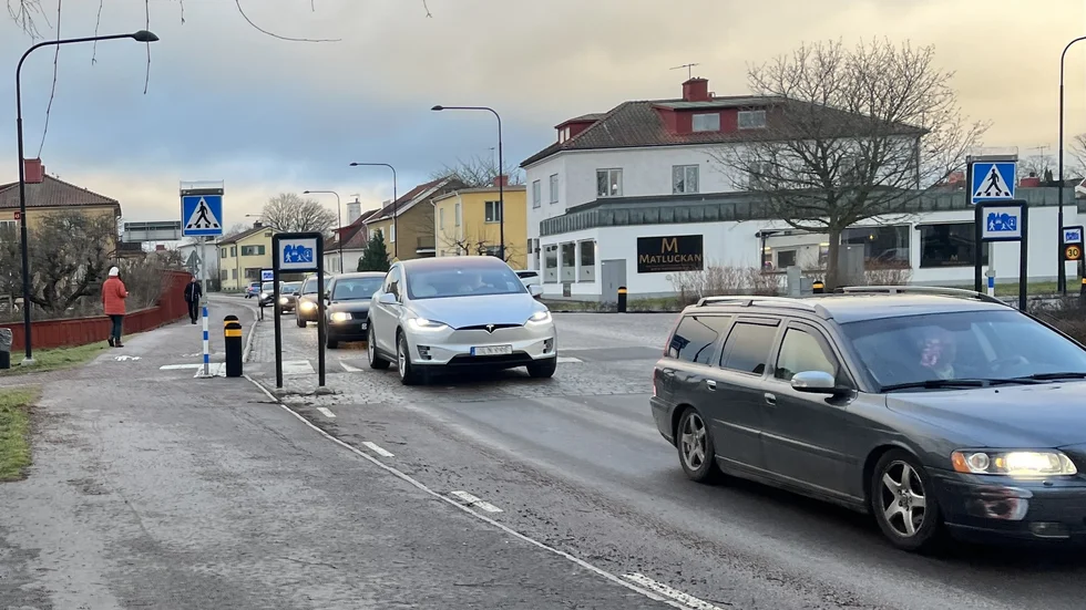 Trafiken vid gångfartsområdet i Vadstena håller inte gångfart när vi testar att gå några vändor där, trots att området är tydligt skyltat från alla tre infarter.