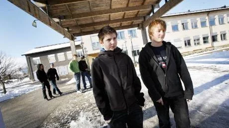 -Det känns oroligt att sådant här ska kunna hända, säger Anton Fredriksson i åttan, till höger. I både hans och kompisen Oscar Erikssons klasser diskuterade elever och lärare knivdådet utanför skolan ihelgen.