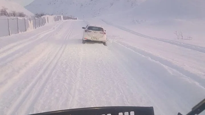 Oväntad syn. Bilen kom för nära kanten och när föraren försökte backa loss fastnade man ännu djupare. Sven-Erik Fjellborg  kom till undsättning med pistmaskinen.