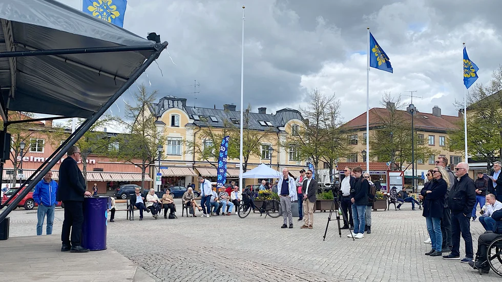Under några timmar var det riktigt livat på Stora torget med både politiska tal på scenen och jordgubbsförsäljning vid torghandeln. Sverigedemokraterna i Enköping hade bjudit in rikspolitiker att tala om sina hjärtefrågor.