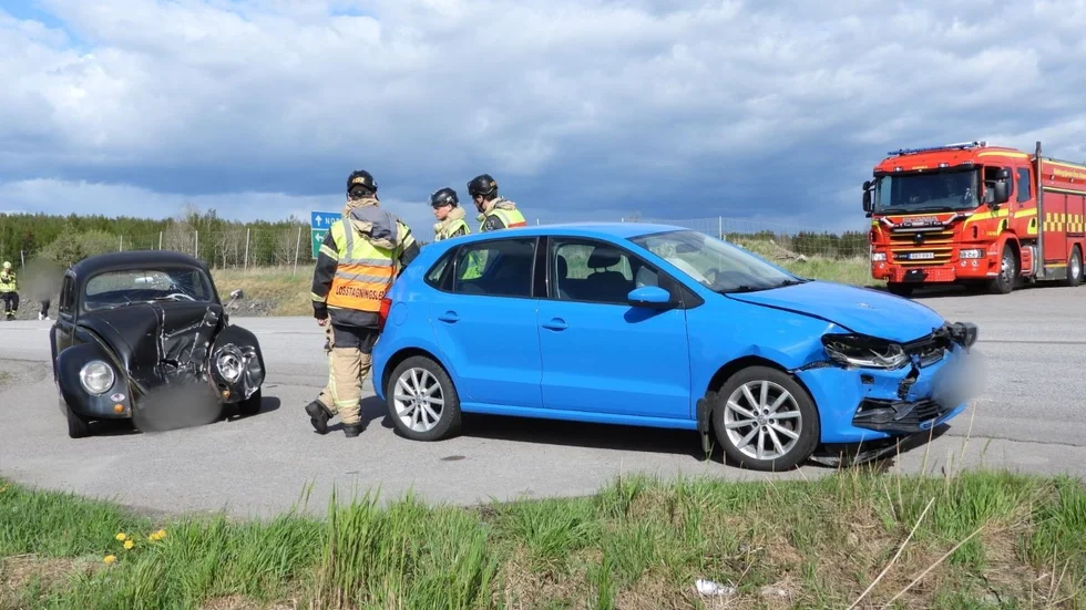 Två bilar krockade vid Löfstad-avfarten på lördagen.