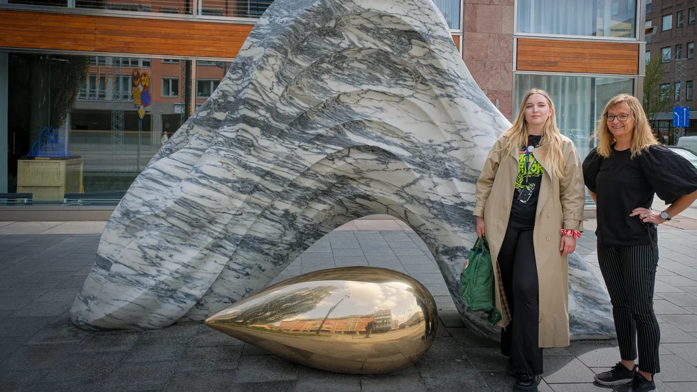 Tove Otterclou och Anna Ehn vid Samaneh Reyhanis skulptur "Gowhar", i så kallad tigermarmor. Pärlan i brons kan man sitta på om man vill. 
