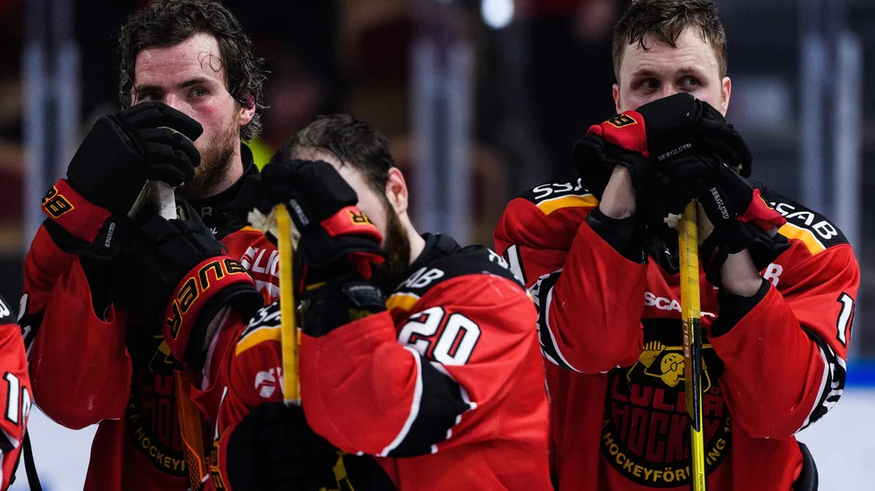 Dagen efter besvikelsen samlades Luleå Hockey för ett sista möte för säsongen. Här deppar från vänster i bild Oscar Engsund, Jack Connolly och Jonas Berglund.