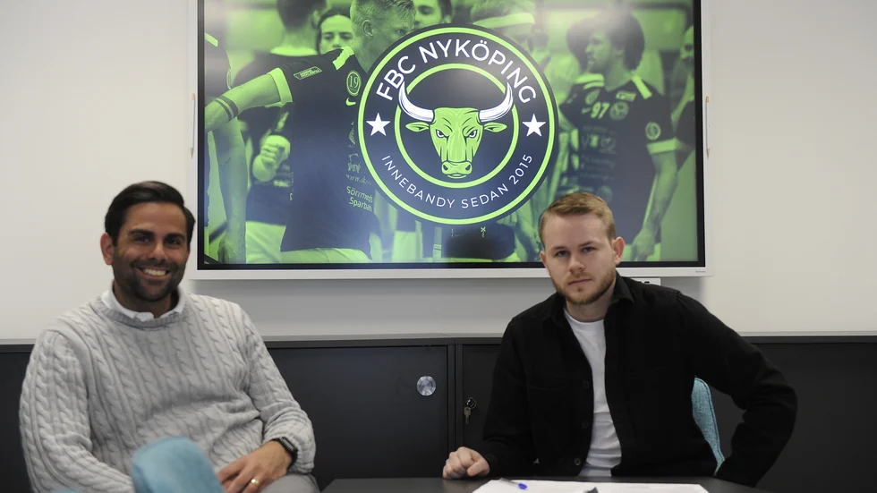 Linus Dahlström (till höger) blir ett toppförvärv för FBC Nyköping. Poängmakaren kommer närmast från allsvenska Nykvarn. FBC:s sportchef Rabi Kahlaji till vänster.