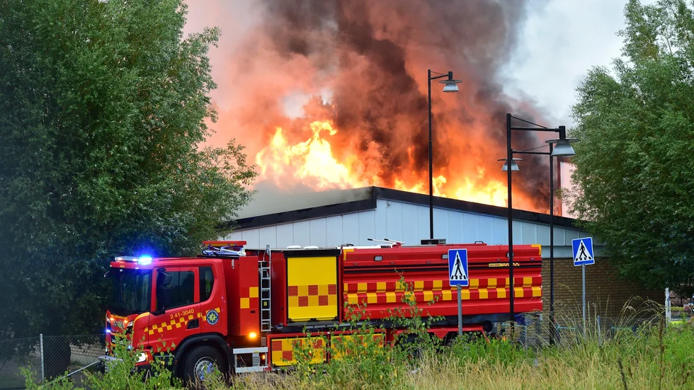 Skolbyggnaden brann ner den 7 juli i fjol. Arkivbild.