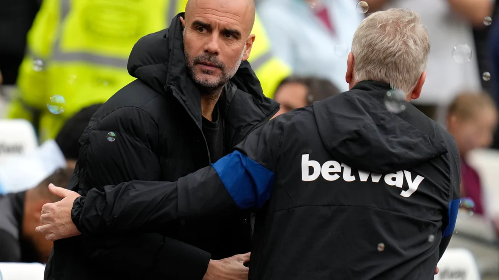 Manchester Citys manager Pep Guardiola såg konfunderad ut i bortamatchen mot West Ham i Premier League.