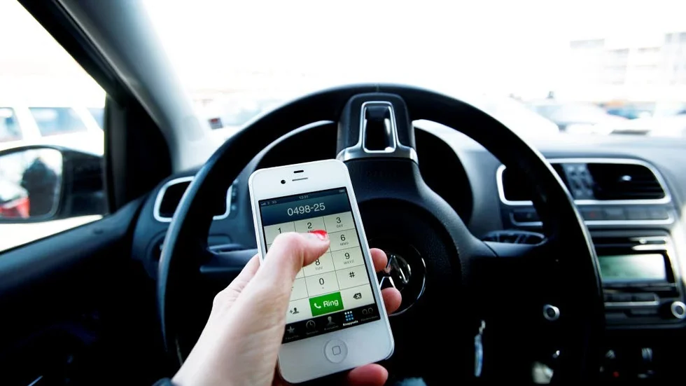 En kvinna åtalas för brott mot trafikförordningen efter mobilsurf.