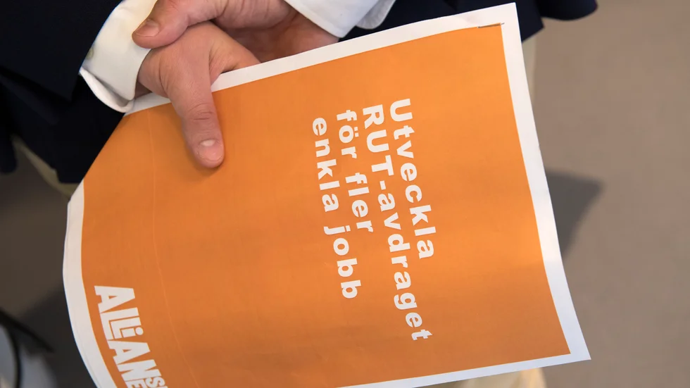 Enkla jobb är inte så lätt att få till. Här ett försök från den forna Alliansen år 2016. Förmodligen är det så att jobb uppkommer för att de behövs och inte för att man kan tycka att de borde behövas för att lösa samhällsproblem.