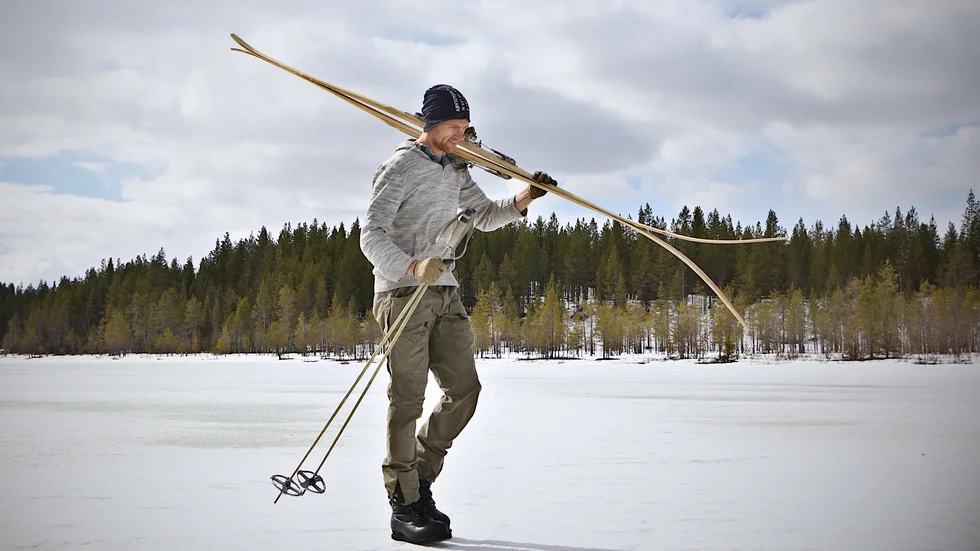 Patrik Berglund på väg ut för en skidtur med sina egentillverkade lössnöskidor. "Det är många sömnlösa nätter som jag legat och funderat på hur jag ska göra", säger han.