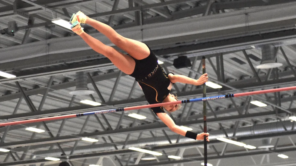 Hilda Wallgrens stavhopp över 3,63 i Florahallen rankas av Norran som säsongens bästa resultat bland friidrottarna.