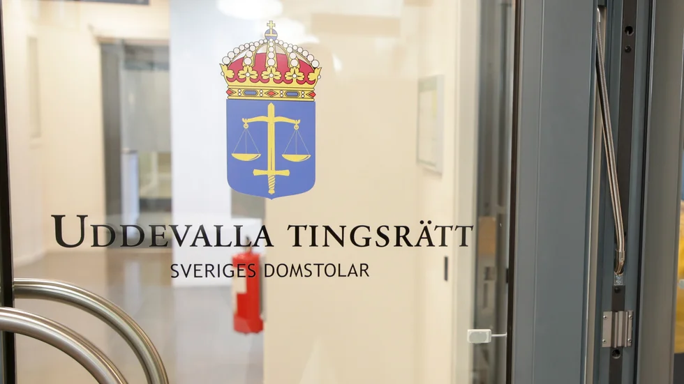 En man som lurat till sig mer än en miljon kronor från annonsörer döms av Uddevalla tingsrätt till fängelse i tre och ett halvt år. Arkivbild.
