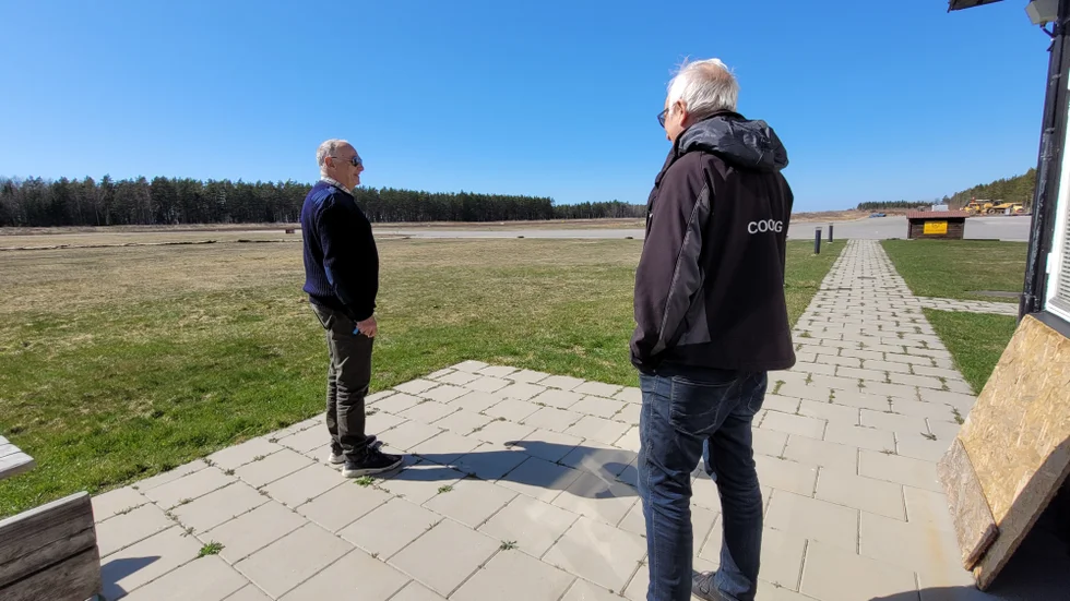 Vi träffar Ralph Löfberg och Gustav Cassel. Cassel har nyligen fått ett skadeståndskrav på en halv miljon från markägarna norr om flygplatsen. Ralph Löfberg kallar den nuvarande hanteringen av flygplatsen för "en sandlåda". 