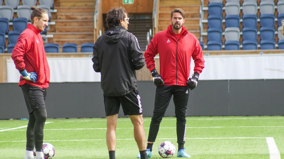 Tommi Vaiho får instruktioner av målvaktstränaren Karim Fegrouch tillsammans med David Mitov Nilsson som är på väg tillbaka från skada. 