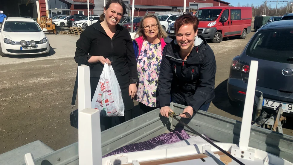 Kerstin Florin (mitten) fick hjälp av döttrarna Marika Simonen (till vänster) och Susanna Nordgren att spänna fast matsalsbordet med tillhörande stolar på släpet. "Det blir perfekt i stugan", tyckte Kerstin.