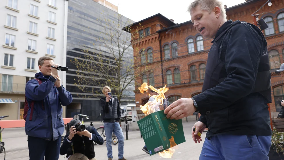 Danska högerextremisten Rasmus Paludan brände en koran även på Norra Bantorget i Stockholm på söndagen.