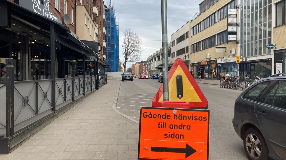 Det börjar redan utanför min dörr. Ett hus byggs om längre ner på gatan och har tagit upp hela trottoaren.
