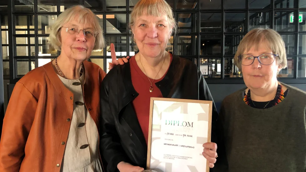 Märta Nylund, Linnéa Nylund och Karin Nylund från Korpilombolo Kulturförening mottog Rosenströmska Norrländska kulturpris.